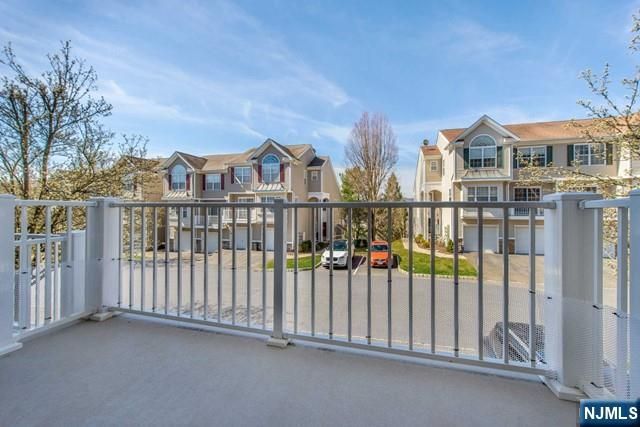 102 Lakeview Court, Pompton Lakes, NJ 07442