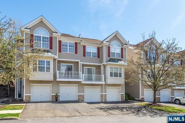 102 Lakeview Court, Pompton Lakes, NJ 07442