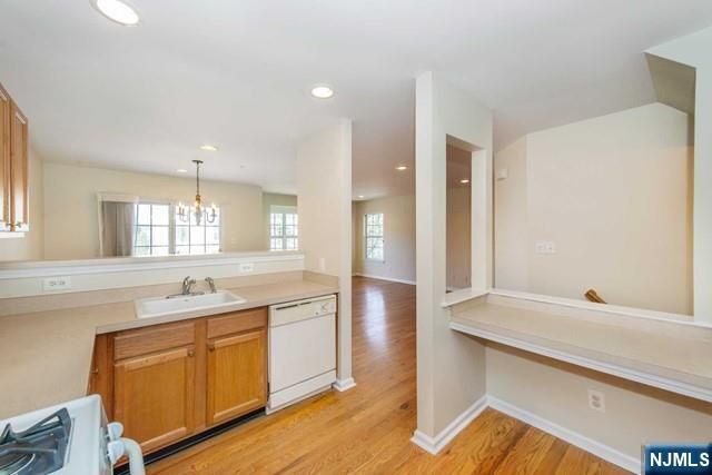 102 Lakeview Court, Pompton Lakes, NJ 07442