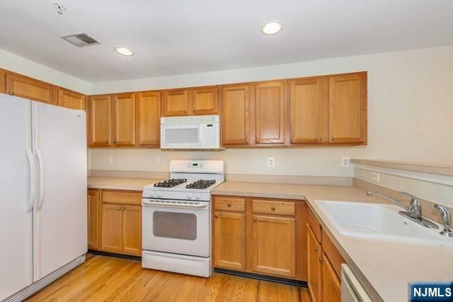 102 Lakeview Court, Pompton Lakes, NJ 07442