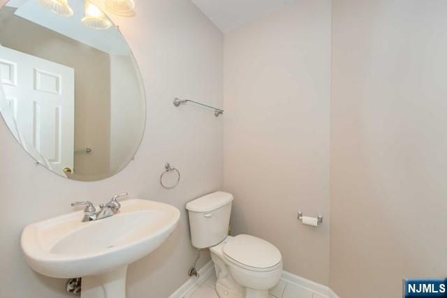 102 Lakeview Court, Pompton Lakes, NJ 07442