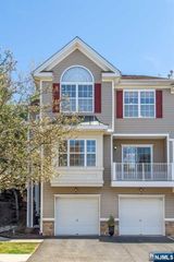 102 Lakeview Court, Pompton Lakes, NJ 07442