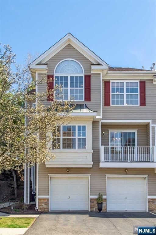 102 Lakeview Court, Pompton Lakes, NJ 07442
