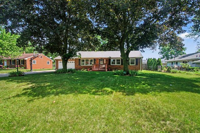 2125 Pawnee Path, Stevensville, MI 49127