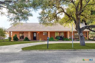 208 S Mulberry Avenue, Luling, TX 78648