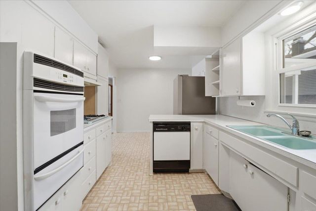 1604 S Forest Road, Cedar Falls, IA 50613