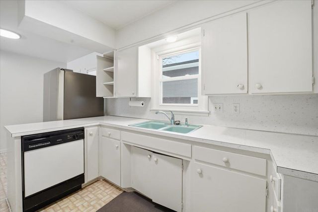 1604 S Forest Road, Cedar Falls, IA 50613