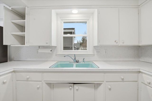 1604 S Forest Road, Cedar Falls, IA 50613