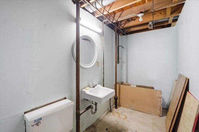 1604 S Forest Road, Cedar Falls, IA 50613