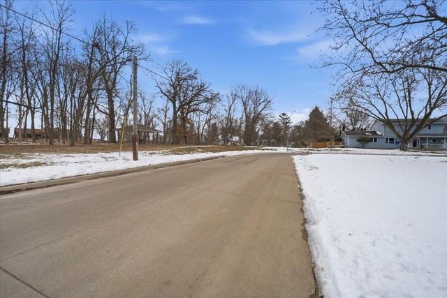 1604 S Forest Road, Cedar Falls, IA 50613