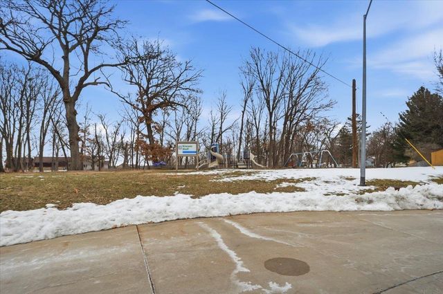 1604 S Forest Road, Cedar Falls, IA 50613