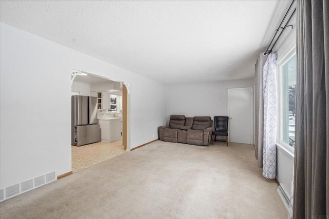 1604 S Forest Road, Cedar Falls, IA 50613