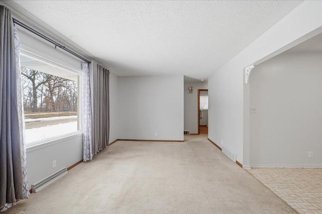 1604 S Forest Road, Cedar Falls, IA 50613