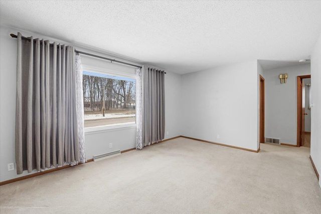 1604 S Forest Road, Cedar Falls, IA 50613