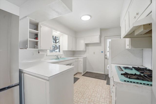 1604 S Forest Road, Cedar Falls, IA 50613