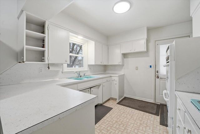 1604 S Forest Road, Cedar Falls, IA 50613