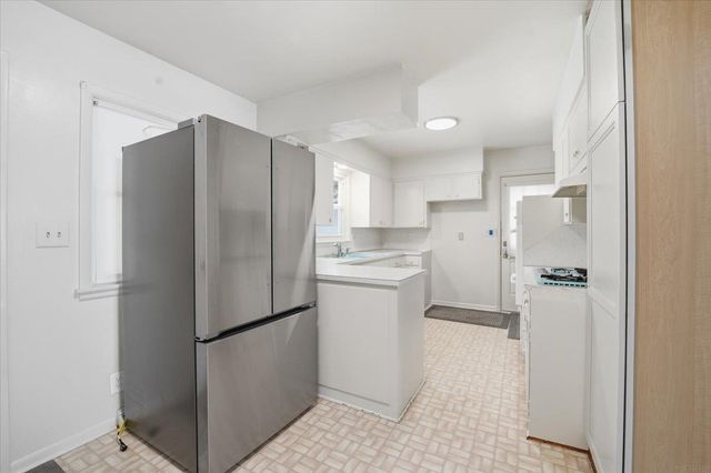 1604 S Forest Road, Cedar Falls, IA 50613