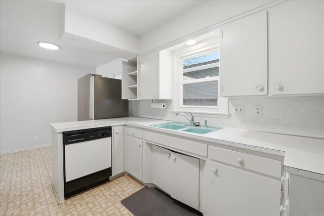 1604 S Forest Road, Cedar Falls, IA 50613