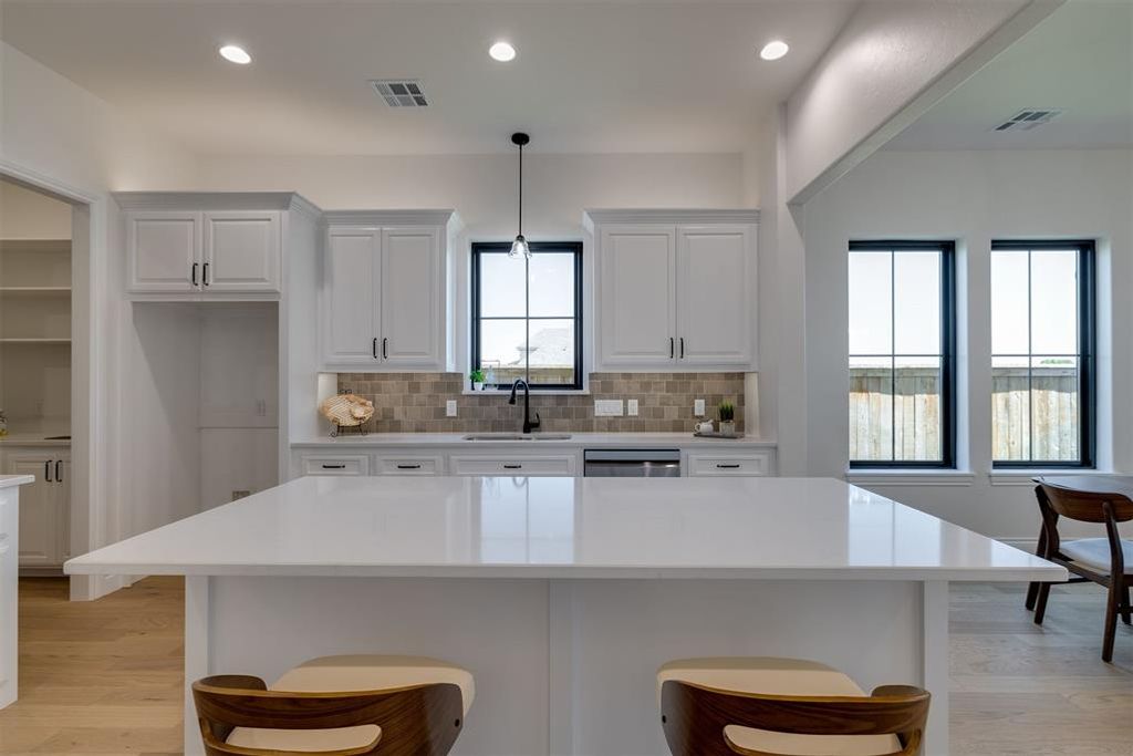 Image 19 of property listing at 19325 S Country Drive, Edmond, OK 73012