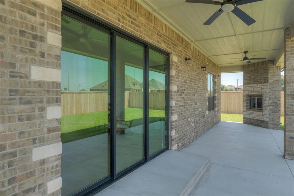 Image 6 of property listing at 19325 S Country Drive, Edmond, OK 73012