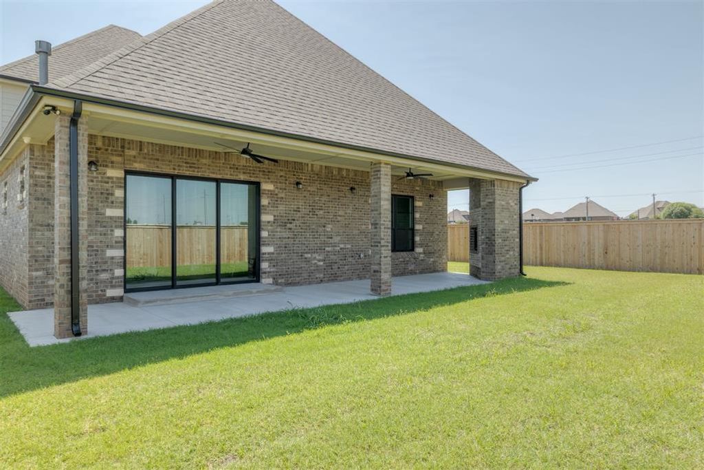 Image 7 of property listing at 19325 S Country Drive, Edmond, OK 73012