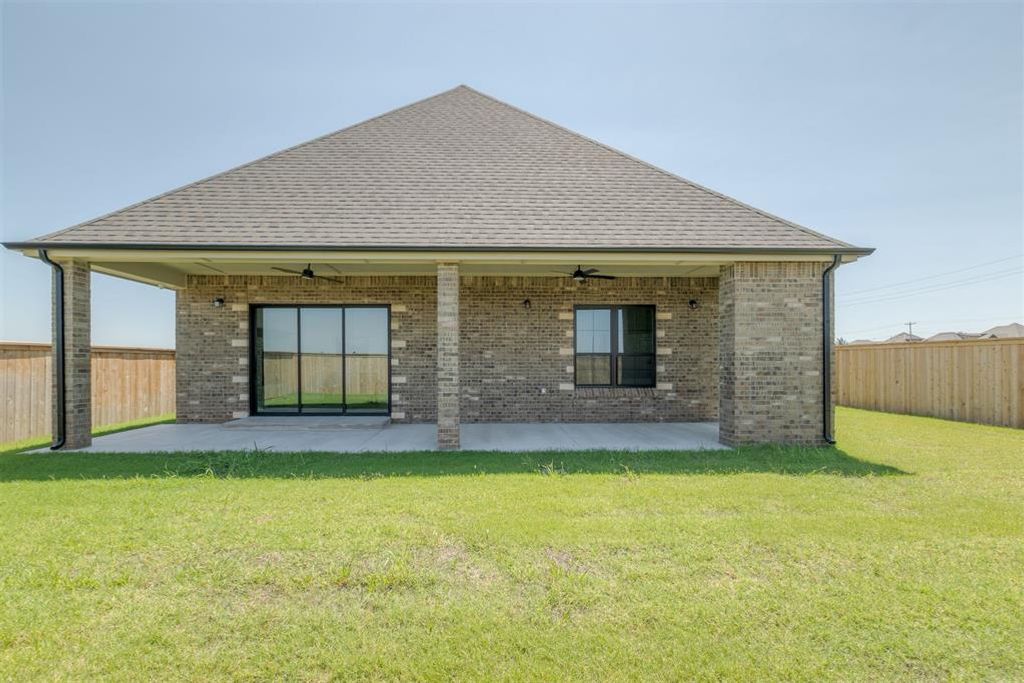 Image 8 of property listing at 19325 S Country Drive, Edmond, OK 73012