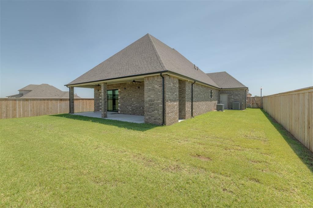Image 9 of property listing at 19325 S Country Drive, Edmond, OK 73012