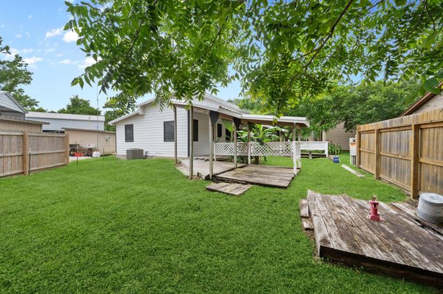 304 Sunrise Drive, Livingston, TX 77351