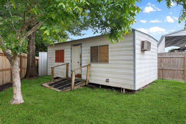 304 Sunrise Drive, Livingston, TX 77351