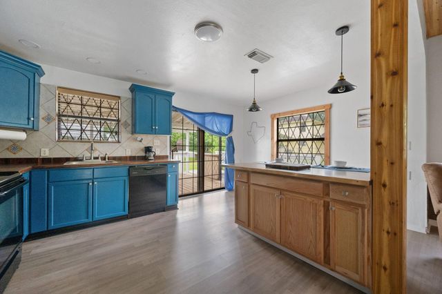 304 Sunrise Drive, Livingston, TX 77351