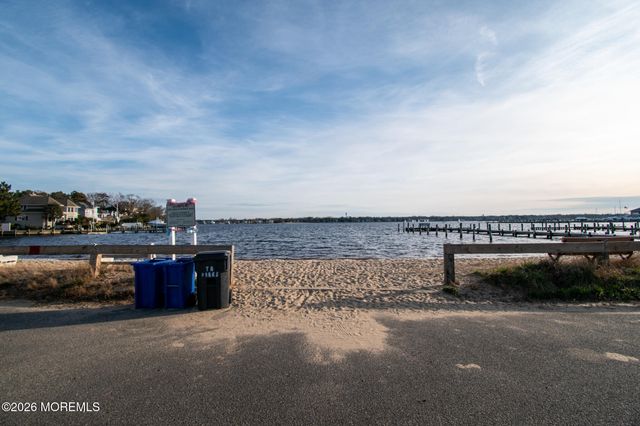61 River Drive, Toms River, NJ 08753