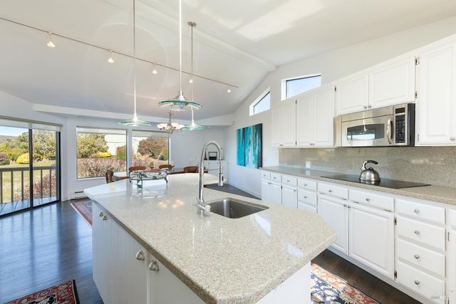 300 Sanderling Ct, Bodega Bay, CA 94923