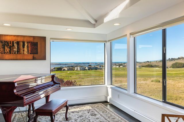 300 Sanderling Ct, Bodega Bay, CA 94923
