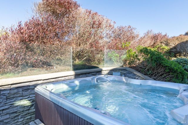 300 Sanderling Ct, Bodega Bay, CA 94923