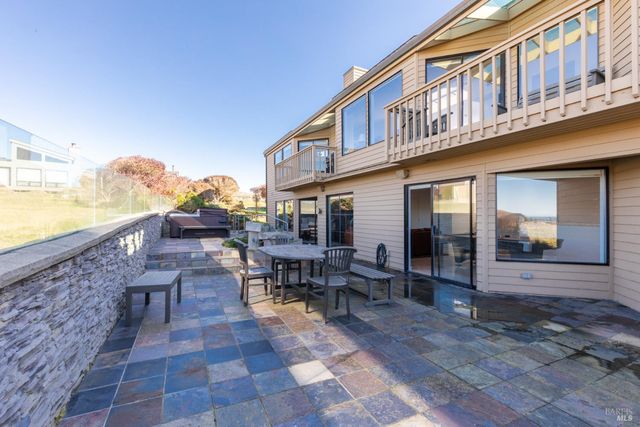 300 Sanderling Ct, Bodega Bay, CA 94923