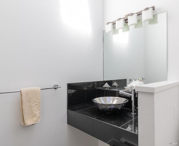 300 Sanderling Ct, Bodega Bay, CA 94923