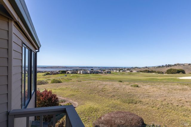 300 Sanderling Ct, Bodega Bay, CA 94923