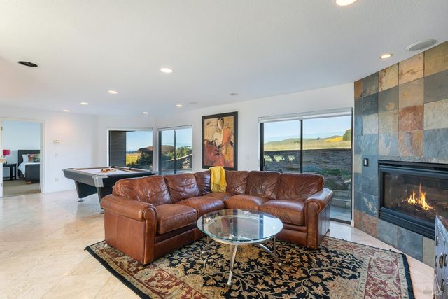 300 Sanderling Ct, Bodega Bay, CA 94923