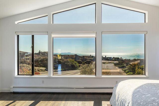 300 Sanderling Ct, Bodega Bay, CA 94923