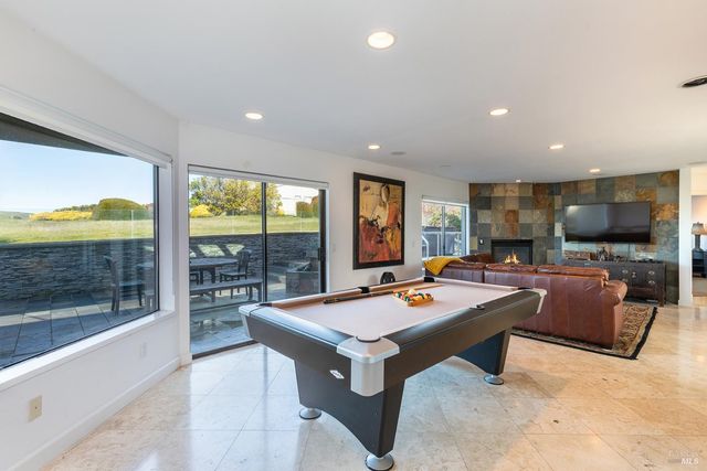 300 Sanderling Ct, Bodega Bay, CA 94923