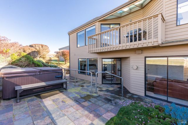 300 Sanderling Ct, Bodega Bay, CA 94923