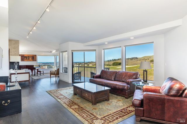 300 Sanderling Ct, Bodega Bay, CA 94923