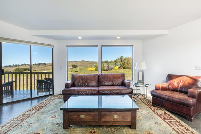 300 Sanderling Ct, Bodega Bay, CA 94923