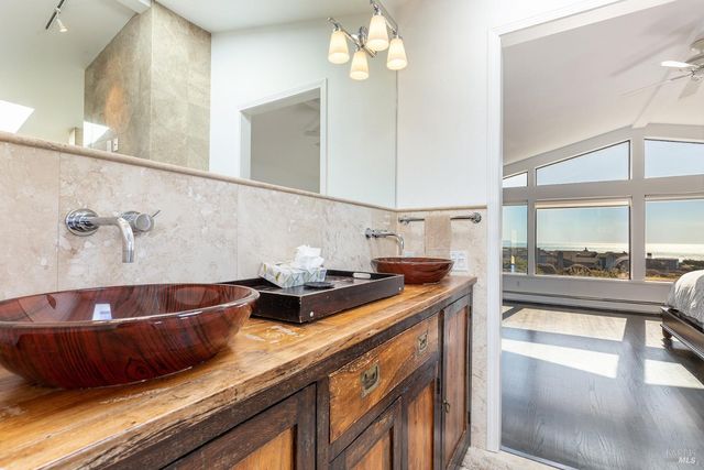 300 Sanderling Ct, Bodega Bay, CA 94923