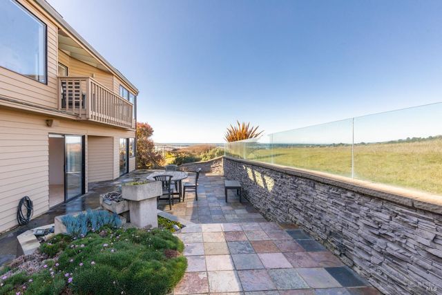300 Sanderling Ct, Bodega Bay, CA 94923