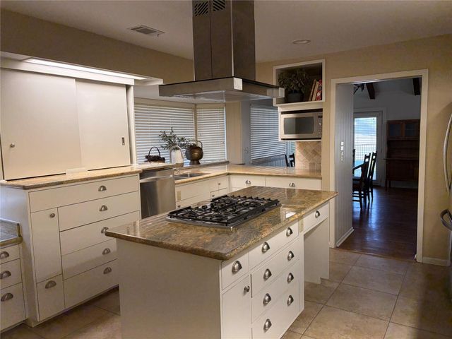 1122 Lakeside Drive, Huntsville, TX 77320