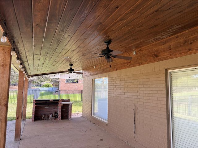 1122 Lakeside Drive, Huntsville, TX 77320