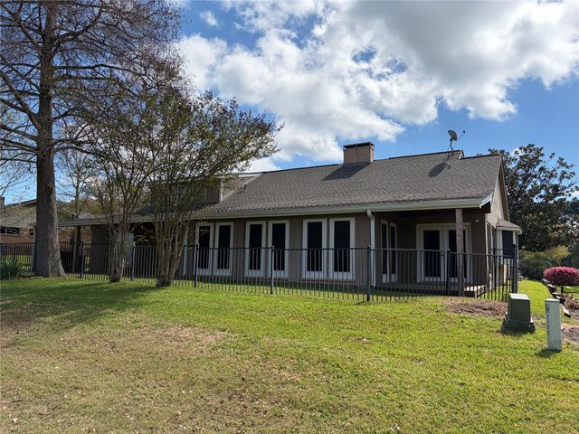 1122 Lakeside Drive, Huntsville, TX 77320