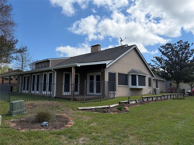 1122 Lakeside Drive, Huntsville, TX 77320