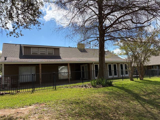 1122 Lakeside Drive, Huntsville, TX 77320